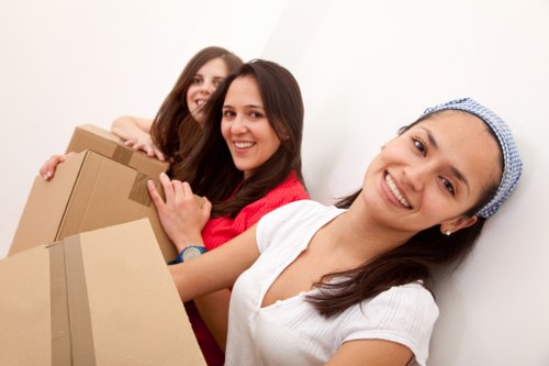 Moving truck support for apartments and houses in Holland Park